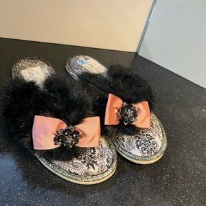 Pretty You London Black and Pink Furry Slippers with Bow